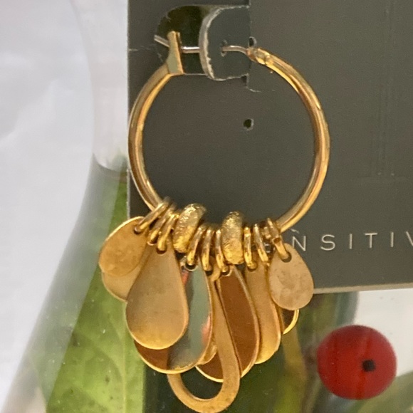 Museum Collection Sensitive Ears Hypo-allergenic Gold-tone hoop w/dangles 2" NEW - Picture 4 of 5